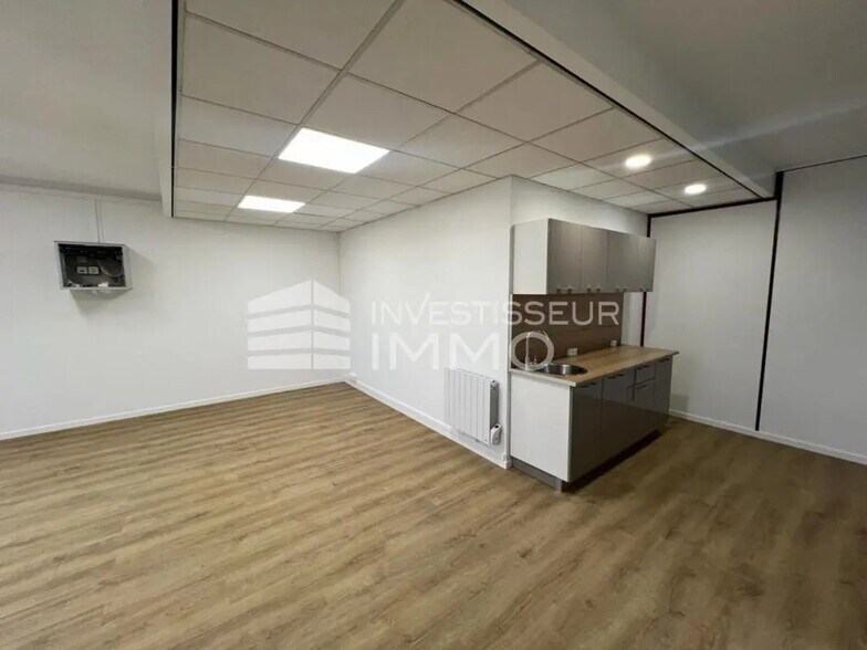 Office in Torcy to rent - Building Photo - Image 2 of 11