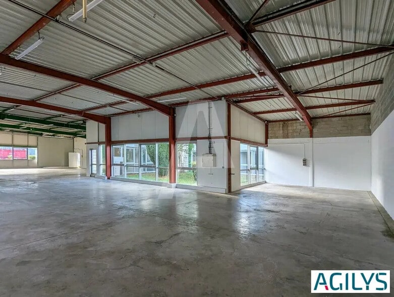 Light Industrial in to rent - Building Photo - Image 2 of 13