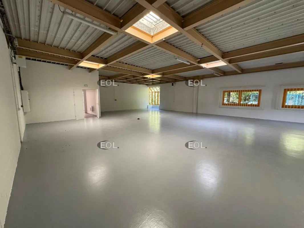 Light Industrial in Croissy-Beaubourg to rent Interior Photo- Image 1 of 12
