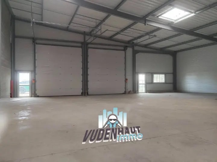 Location Local d'activités 400 m² - Photo 1