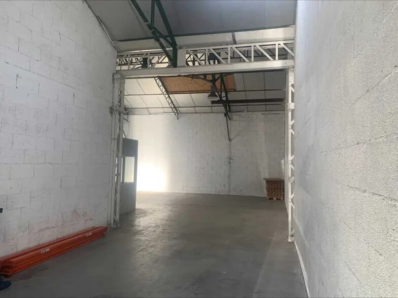 Light Industrial in Vénissieux to rent - Interior Photo - Image 3 of 9