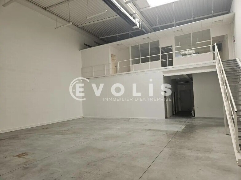 Light Industrial in Palaiseau to rent - Interior Photo - Image 3 of 8