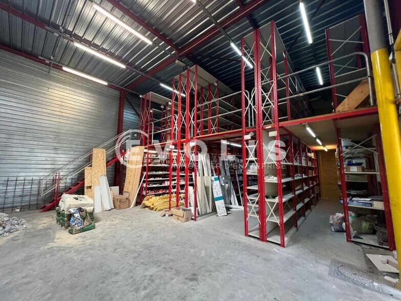 Light Industrial in Draveil to rent - Interior Photo - Image 2 of 13