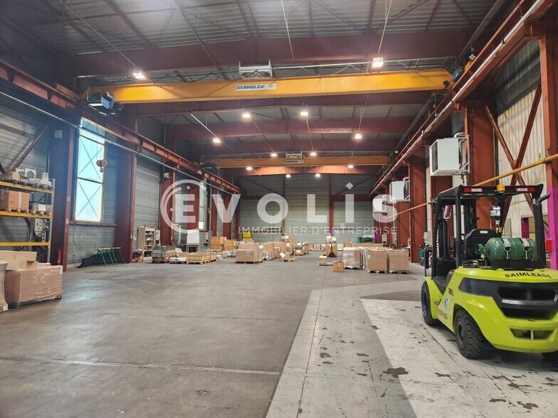 Light Industrial in Vaulx-en-Velin to rent - Interior Photo - Image 2 of 23