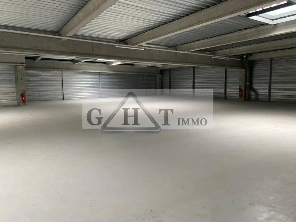 Location Entrepôt 4 606 m² - Photo 1
