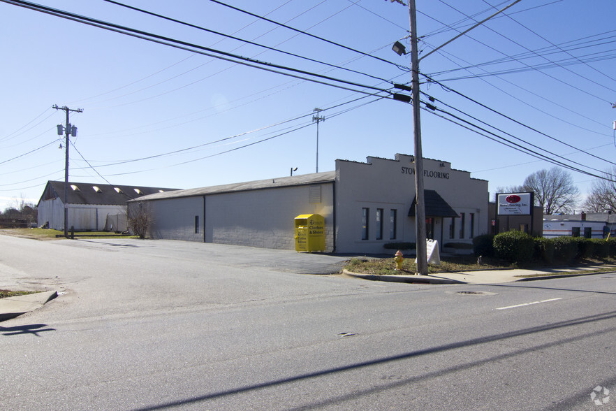 820 E Main St, Lincolnton, NC for rent - Primary Photo - Image 1 of 33