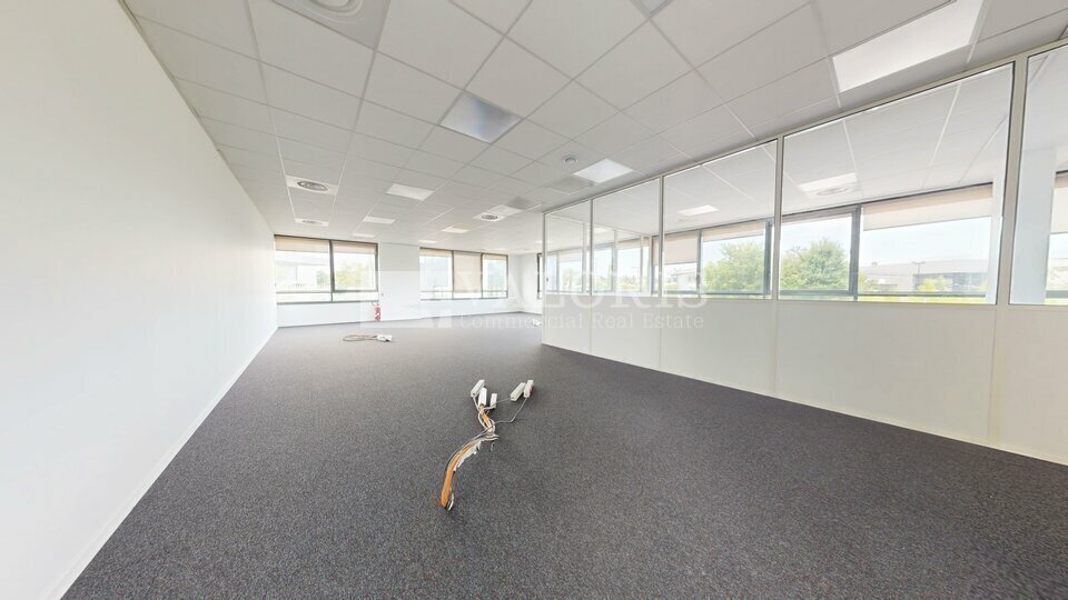 Office in Champagne-au-Mont-d'Or to rent - Building Photo - Image 3 of 12