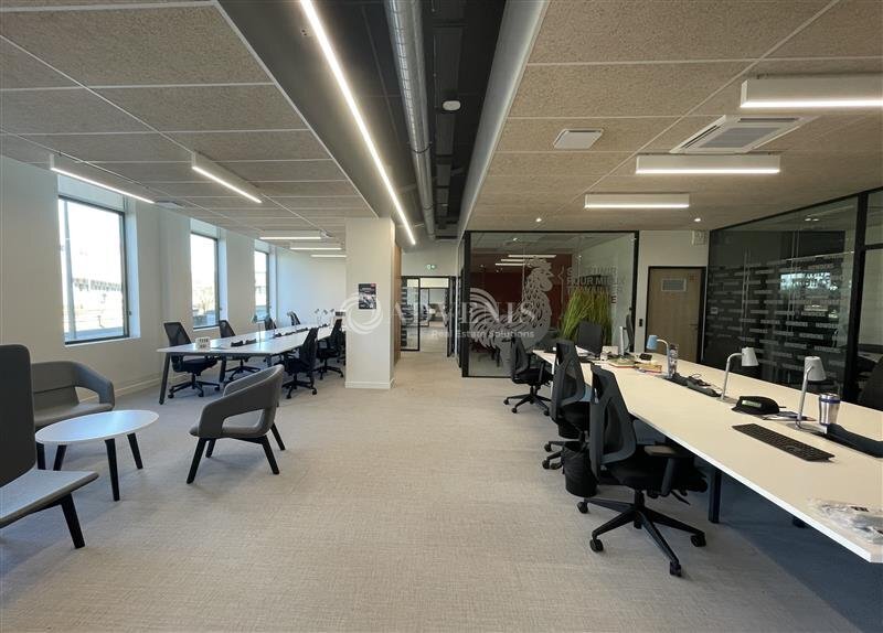 Office in Tremblay-en-France to rent - Building Photo - Image 3 of 10