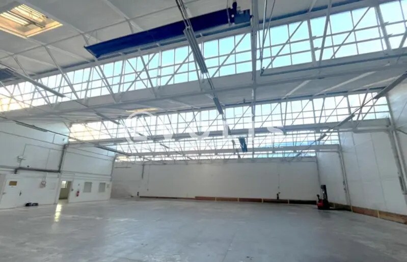 Light Industrial in Massy to rent - Interior Photo - Image 2 of 8