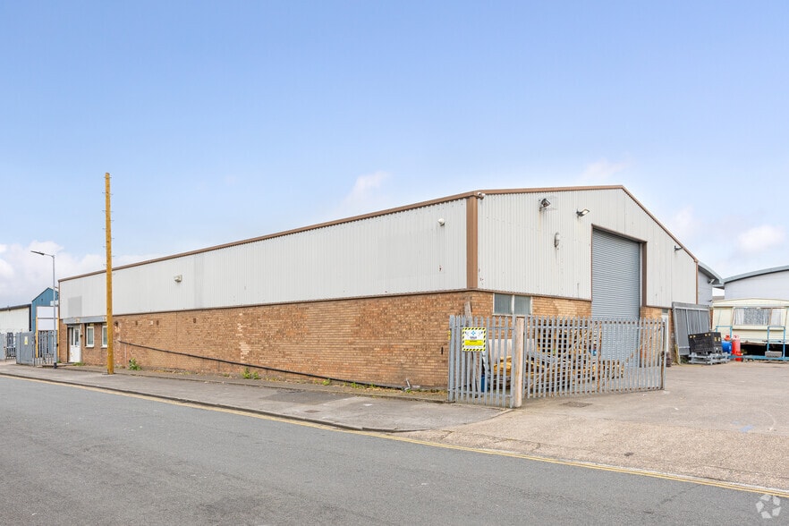 70 Manchester St, Hull to rent - Building Photo - Image 2 of 2