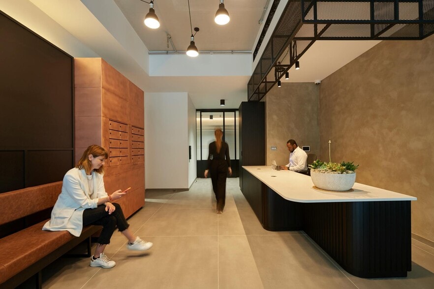 97 Vauxhall Walk, London to rent - Building Photo - Image 3 of 24