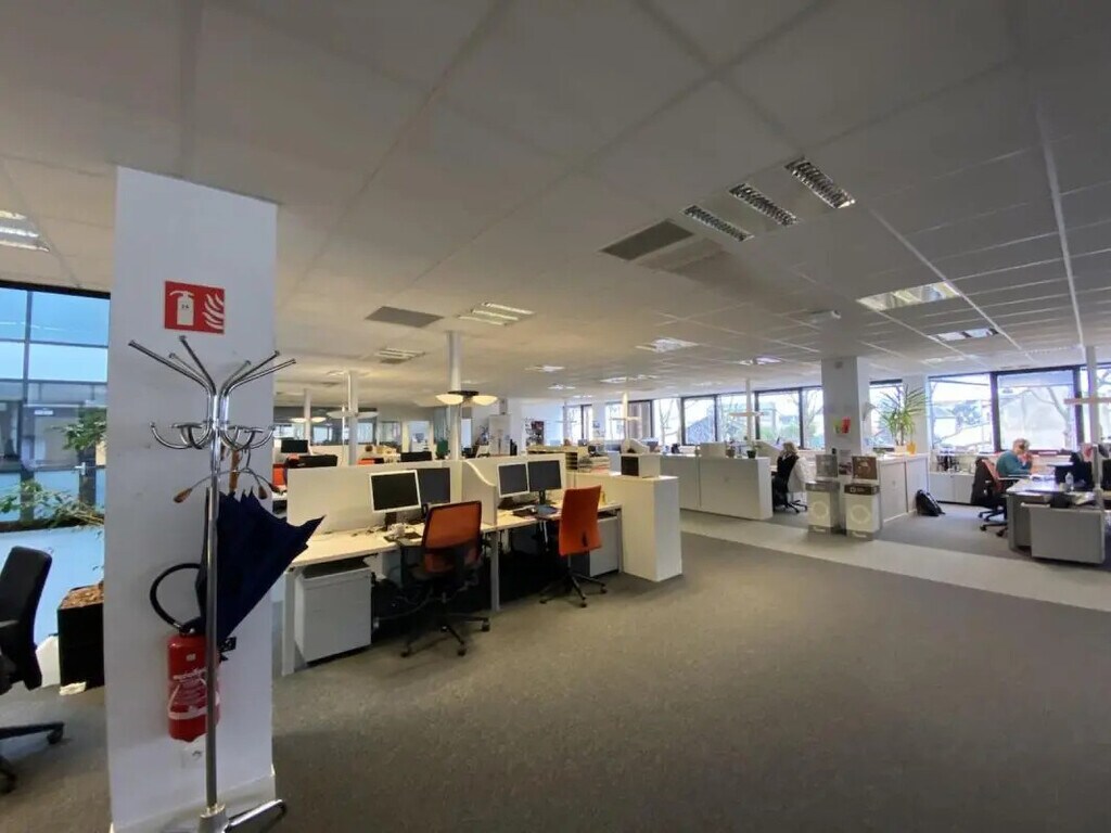 Location Bureaux 1 058 m² - Photo 1