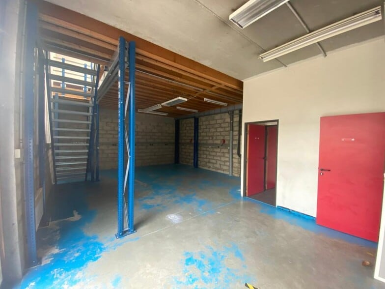 Industrial in Gonesse to rent - Interior Photo - Image 2 of 6