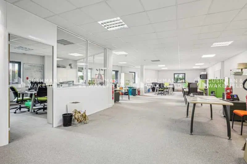 2 Avenue Des 3 Peuples, Montigny-le-Bretonneux to rent Building Photo- Image 1 of 6