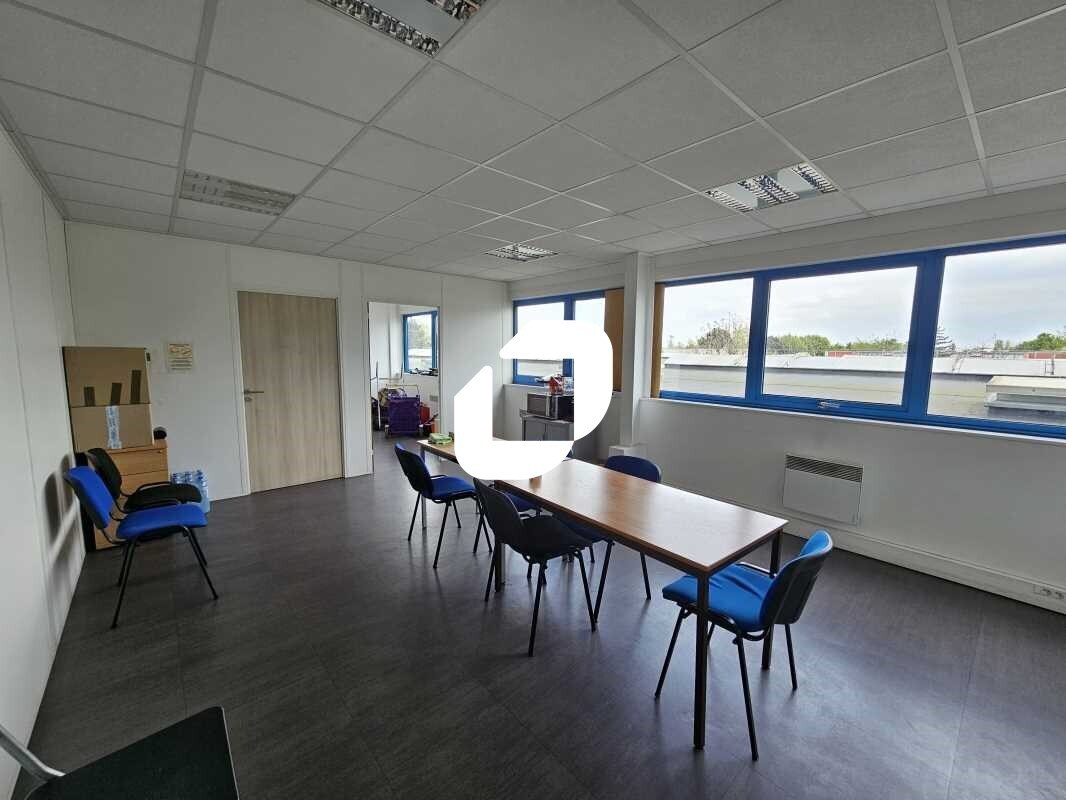Office in Villepinte to rent Interior Photo- Image 1 of 8