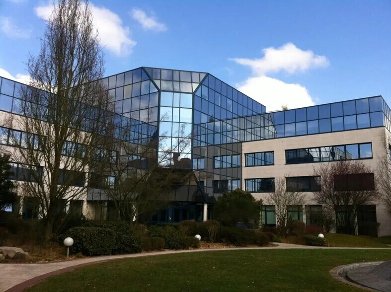 1 Avenue De L 'Atlantique, Les Ulis to rent - Building Photo - Image 2 of 11