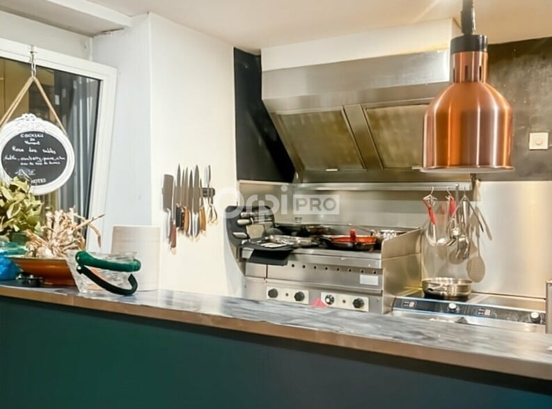 Retail in Marseille to rent - Interior Photo - Image 2 of 2