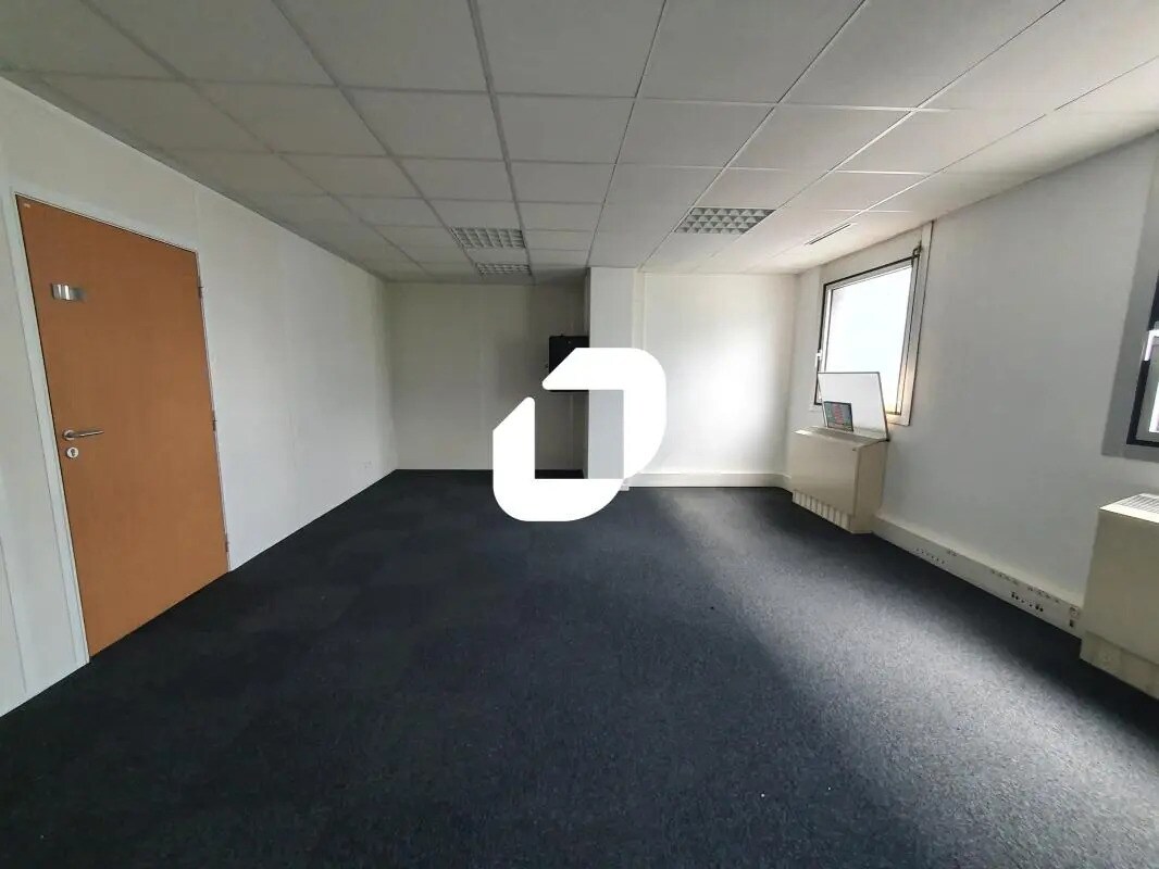 Office in Noisy-le-Grand to rent Interior Photo- Image 1 of 9