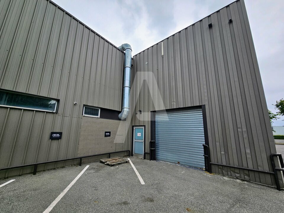 2 Avenue Des Bosquets, Montigny-le-Bretonneux to rent Building Photo- Image 1 of 3