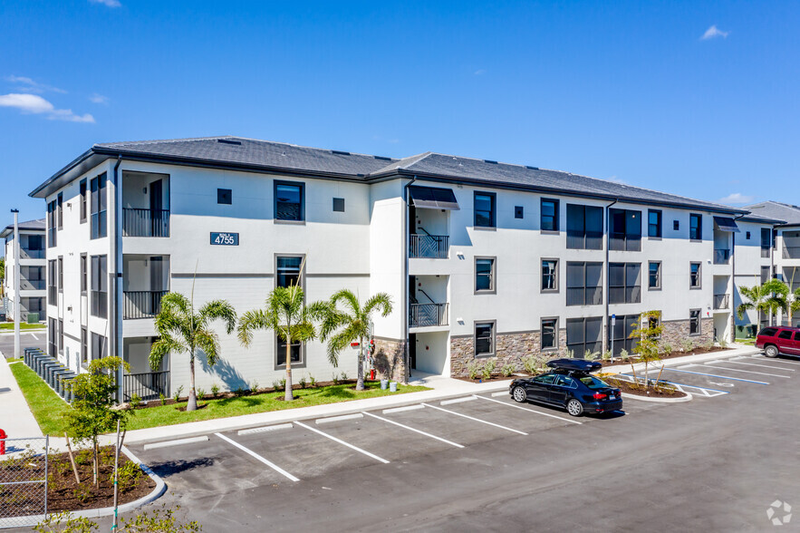 4795 Cypress Gardens Loop, Fort Myers, FL for sale - Primary Photo - Image 1 of 1