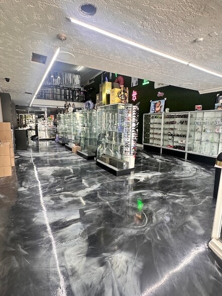 3555 E Coast Hwy, Corona Del Mar, CA to rent - Interior Photo - Image 2 of 5