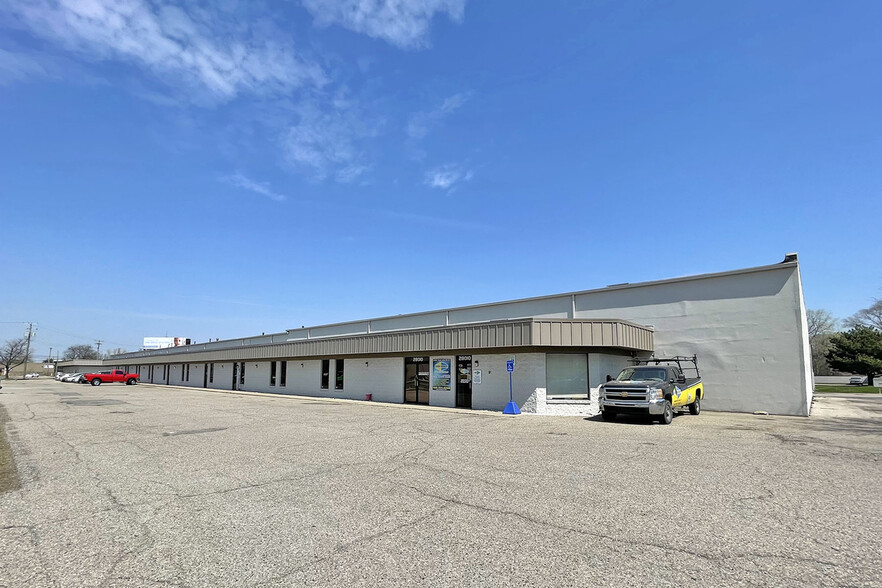 28010-28030 Groesbeck Hwy, Roseville, MI for rent - Building Photo - Image 1 of 2