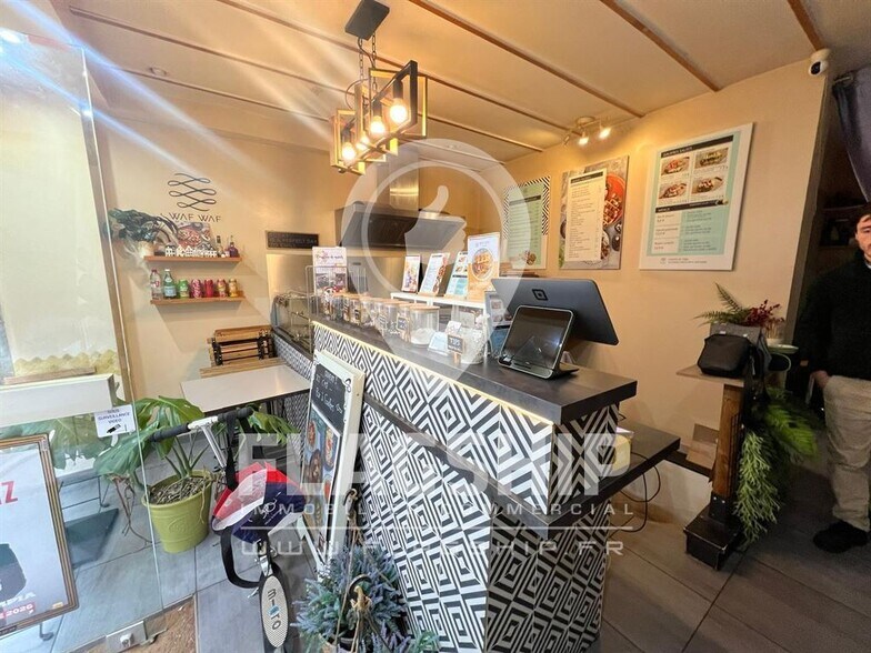 Retail in Paris to rent - Building Photo - Image 2 of 7