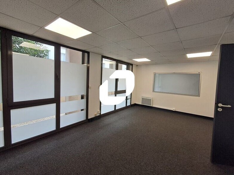 Office in Courbevoie to rent - Building Photo - Image 2 of 10