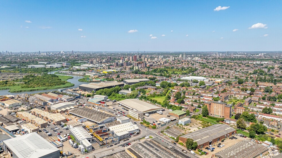 3-5 Thames Rd, Barking to rent - Building Photo - Image 2 of 5