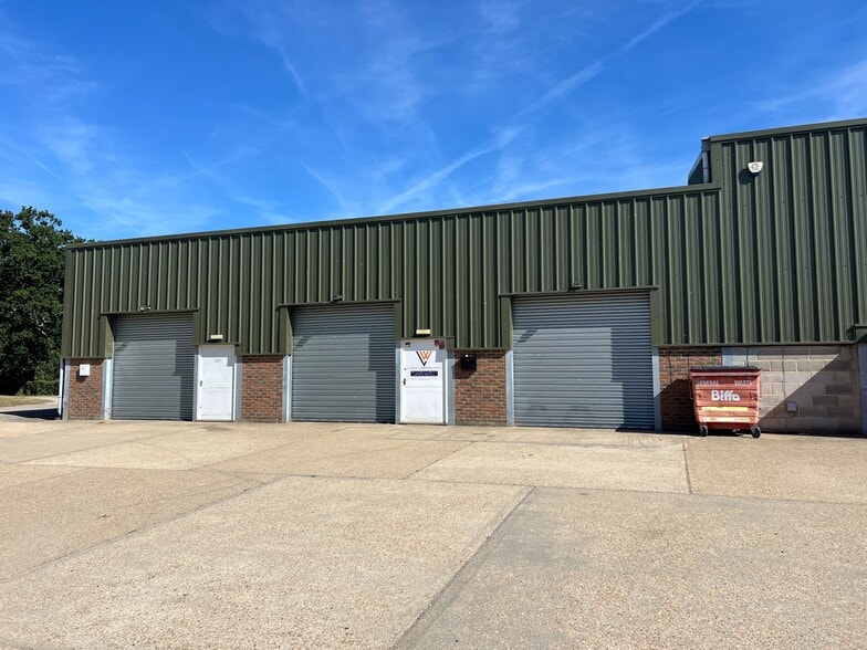 Units 2 & 3 Eastlands Park Farm, Warninglid Ln, Horsham to rent - Building Photo - Image 2 of 3