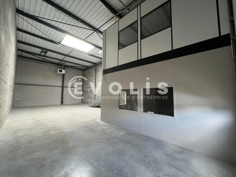 Light Industrial in Genas to rent - Interior Photo - Image 3 of 14