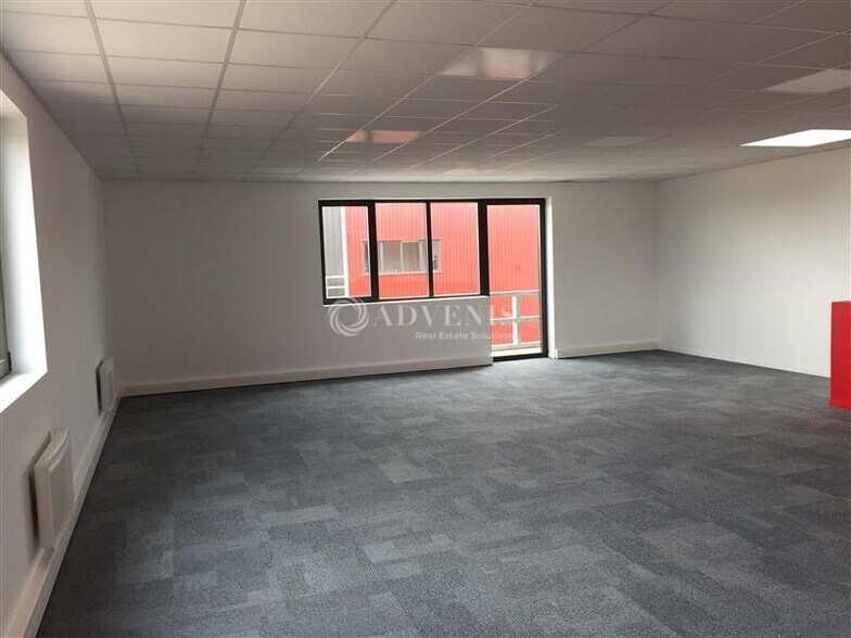 Light Industrial in Saint-Pierre-du-Perray to rent - Building Photo - Image 3 of 7