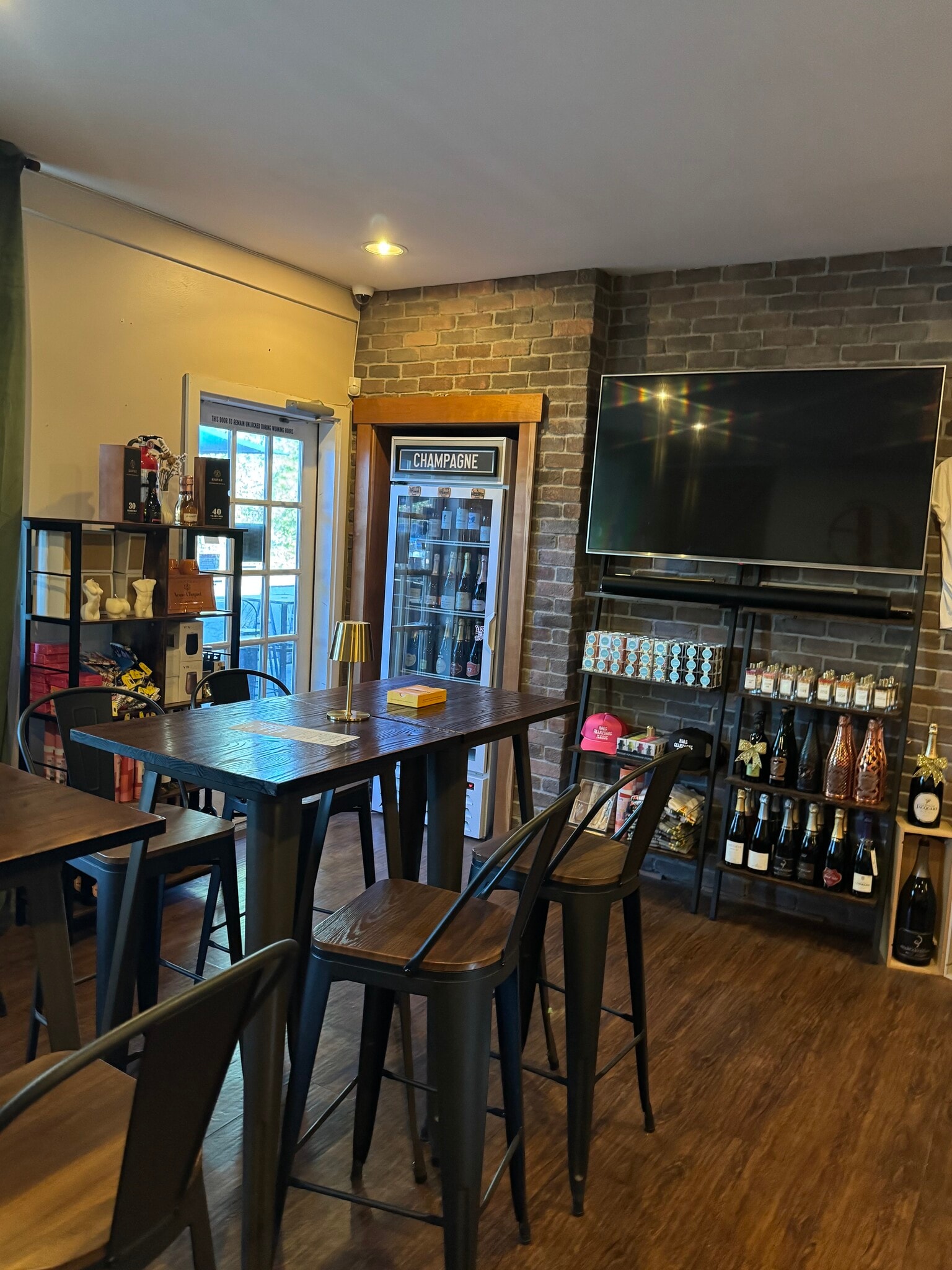 12603-12607 NE Woodinville Dr, Woodinville, WA to rent Interior Photo- Image 1 of 6