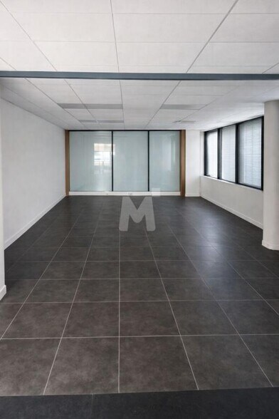 Office in Évry-Courcouronnes for sale - Building Photo - Image 2 of 8