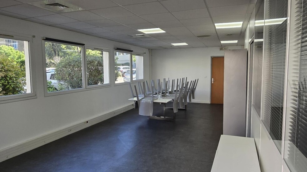 Office in Gémenos to rent - Building Photo - Image 2 of 7