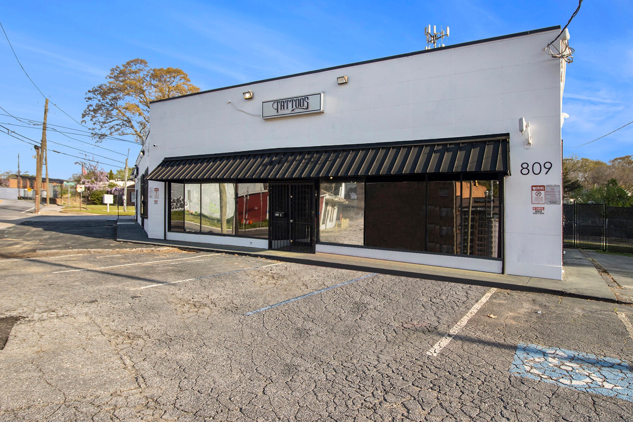 813 Hollywood Rd NW, Atlanta, GA to rent Interior Photo- Image 1 of 3