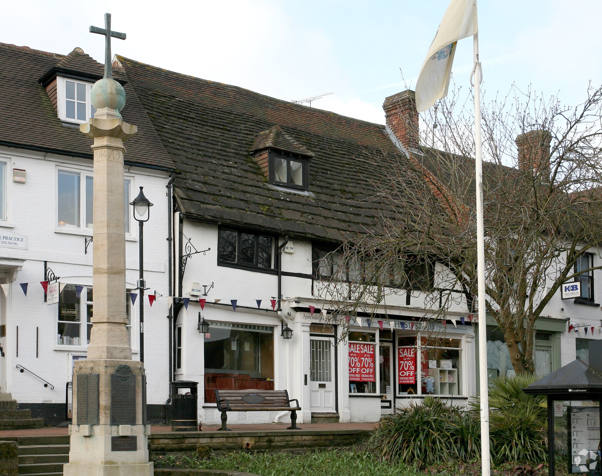 4 High St, East Grinstead for sale Primary Photo- Image 1 of 1