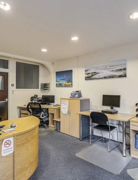 102 Albert Rd, Southsea for sale - Interior Photo - Image 2 of 8