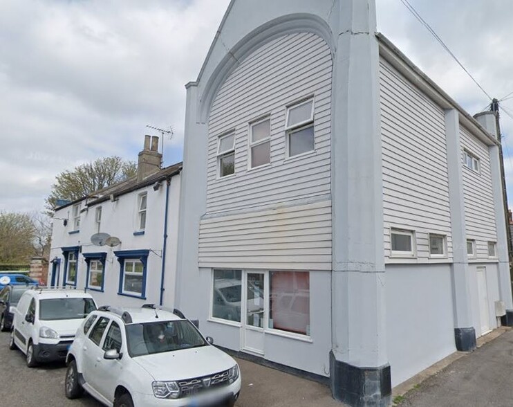 4 Cambridge Rd, Walmer to rent - Primary Photo - Image 1 of 16