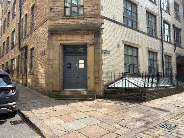 1-3 Burnett St, Bradford to rent - Building Photo - Image 1 of 1
