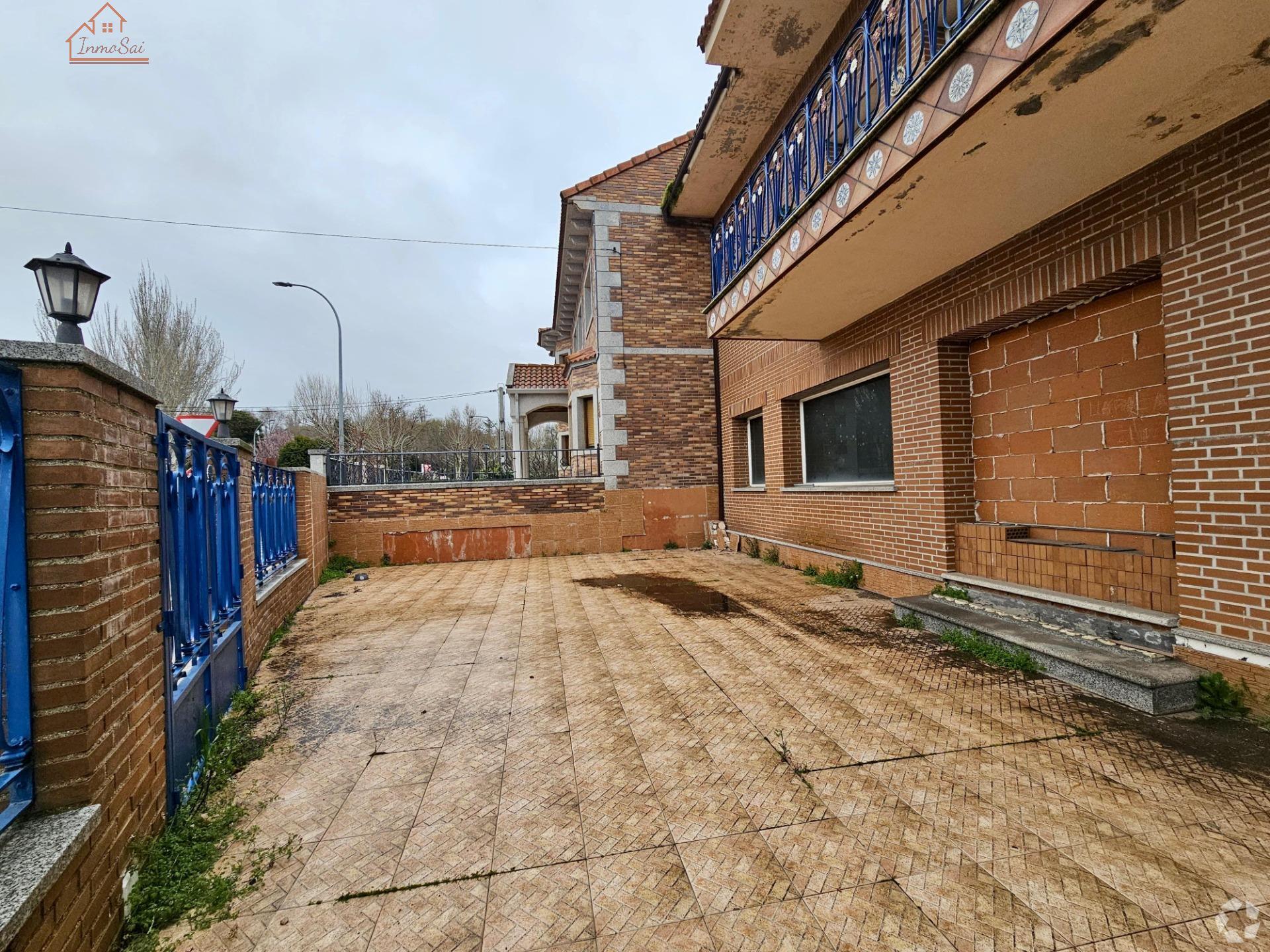 Retail in Valdemorillo, Madrid to rent Interior Photo- Image 1 of 2
