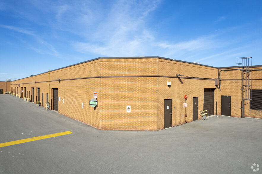 35 W Pearce St, Richmond Hill, ON for sale - Building Photo - Image 3 of 6