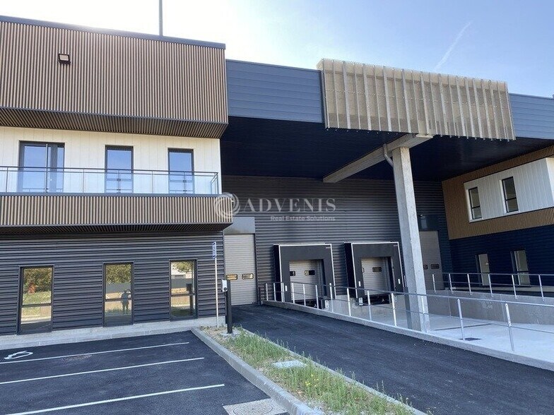 Industrial in Élancourt to rent - Building Photo - Image 2 of 9