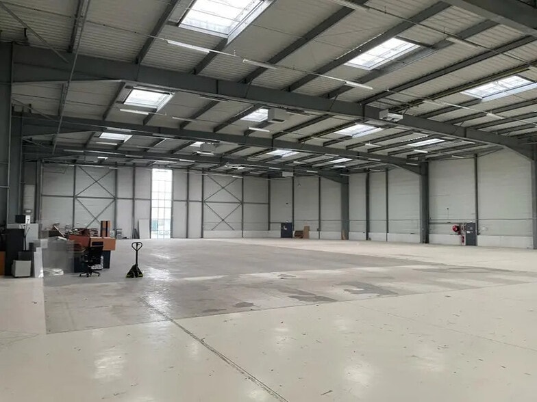 Light Industrial in Le Mesnil-Amelot to rent - Interior Photo - Image 3 of 15