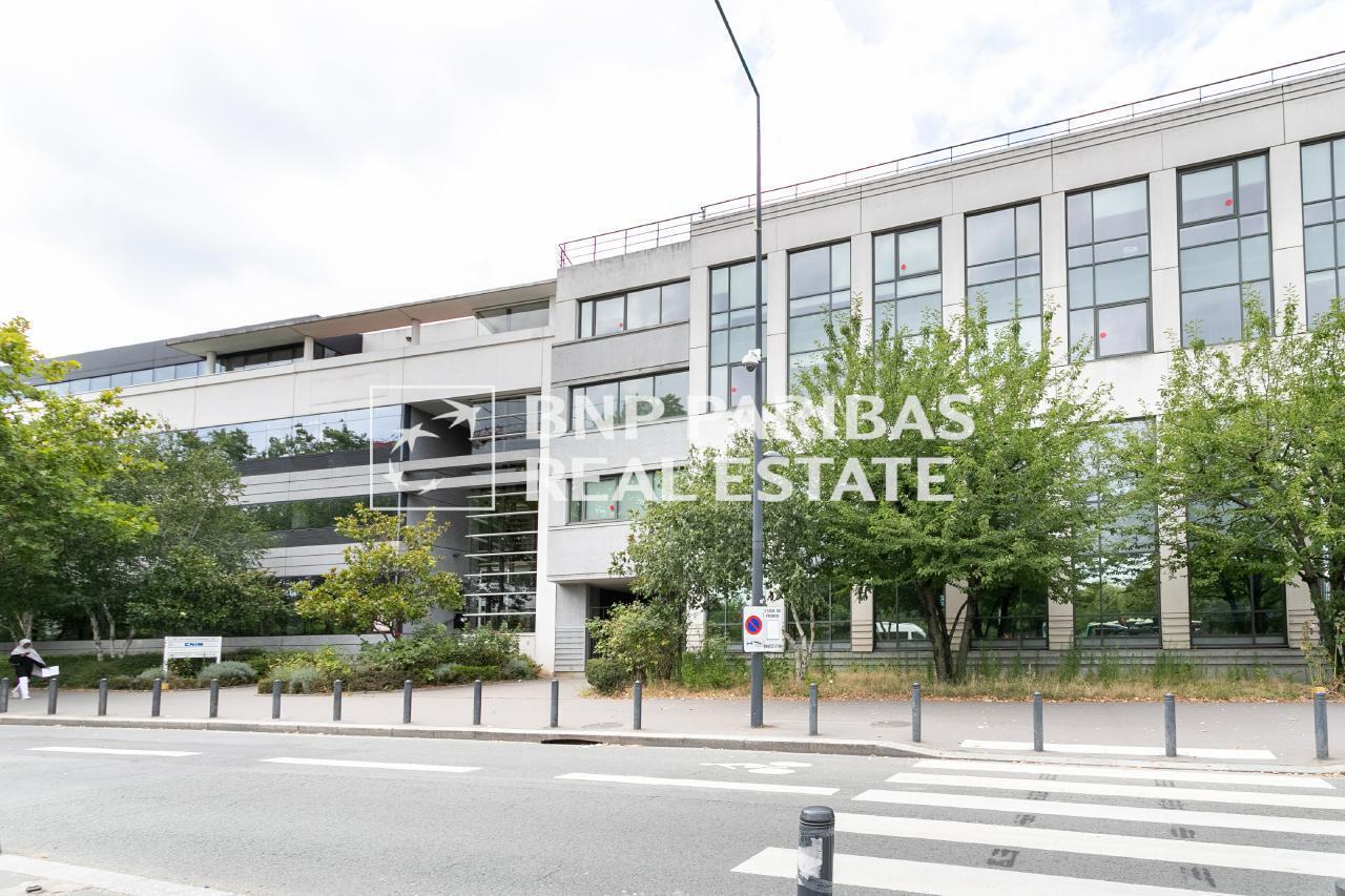 Office in Saint-Denis for sale Building Photo- Image 1 of 12