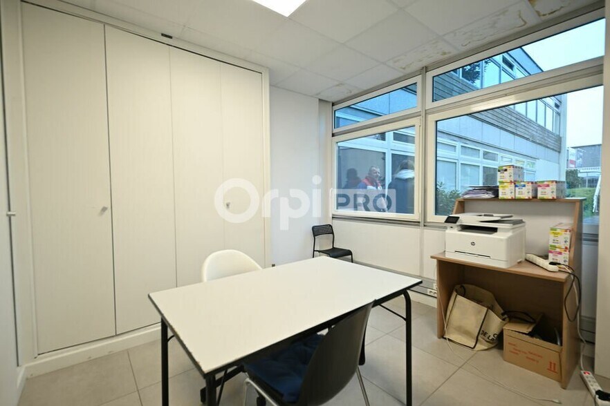 Office in Saint-Priest to rent - Interior Photo - Image 3 of 8