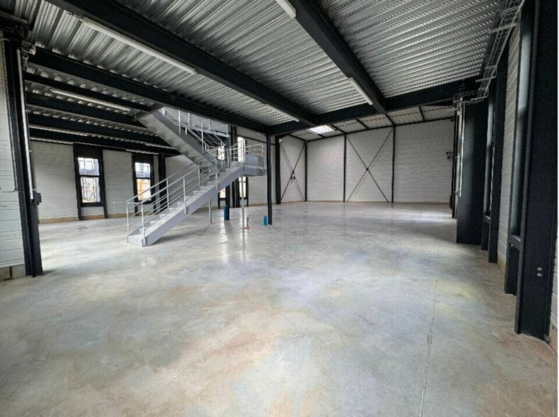 Light Industrial in Bailly Romainvilliers for sale - Interior Photo - Image 1 of 6
