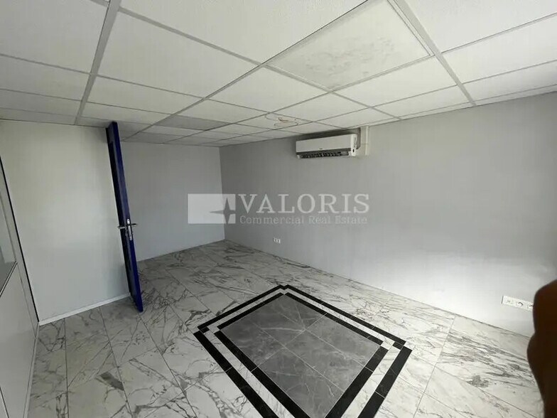 Light Industrial in Vénissieux to rent - Interior Photo - Image 2 of 4