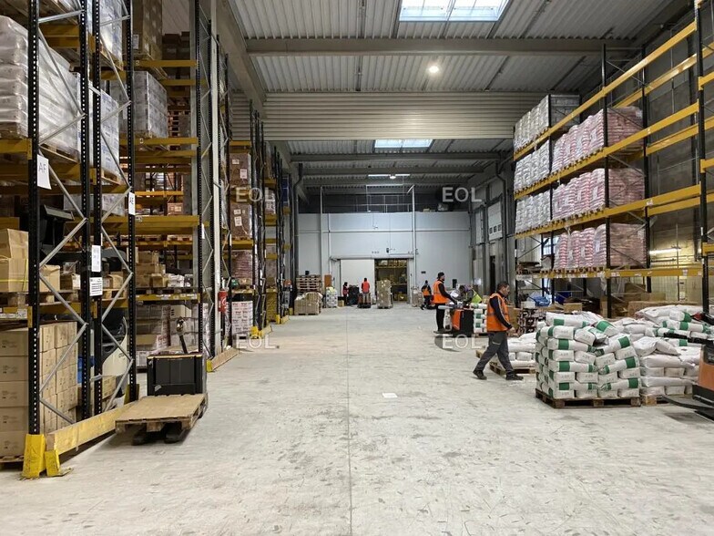 Industrial in Gennevilliers to rent - Interior Photo - Image 3 of 8