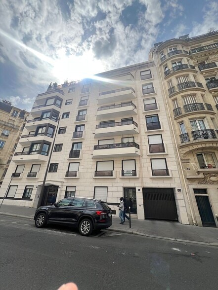 Build-to-Rent in Paris for sale - Building Photo - Image 2 of 24